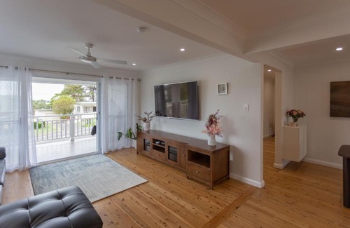 Lake Munmorah House | Cheerful Lakeside House-Minutes away from anywhere