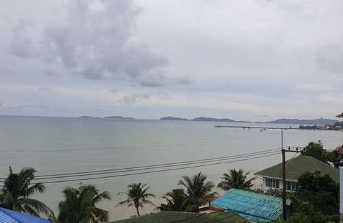 Ban Chang House | Cheerful Orange 2BR Townhouse 350m.to the beach near U-Tapao Airport