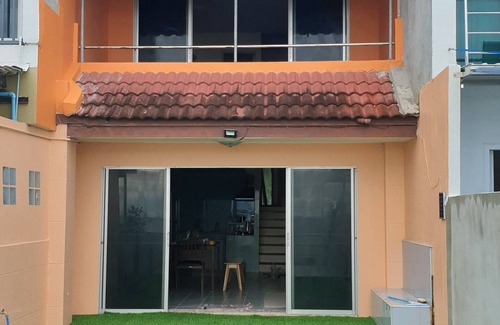 Ban Chang House | Cheerful Orange 2BR Townhouse 350m.to the beach near U-Tapao Airport