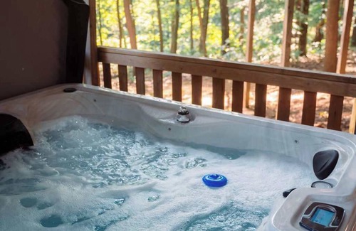 Rockbridge Cabin | Cheerful Two Bdrm Cabin with Hot Tub & Pet Friendly