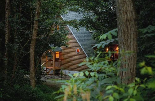 Rockbridge Cabin | Cheerful Two Bdrm Cabin with Hot Tub & Pet Friendly