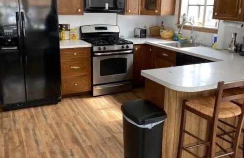 Pittston House | Cheerful two bedroom with a deck
