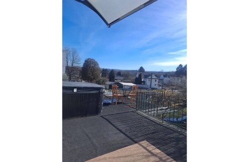 Pittston House | Cheerful two bedroom with a deck