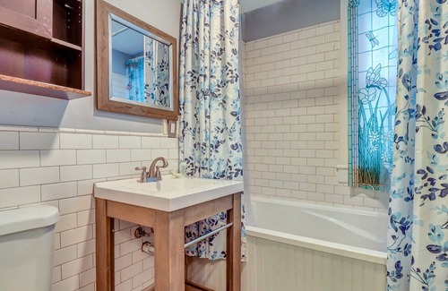 Dixon Park Apartment | Cheerful Victorian District Digs Near Forsyth w/ Courtyard by Lucky Savannah