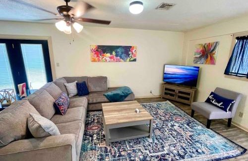 Port Neches House | Cheerful Watercolors in 2BR Cottage