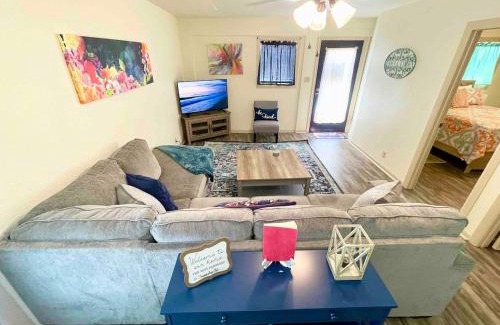 Port Neches House | Cheerful Watercolors in 2BR Cottage