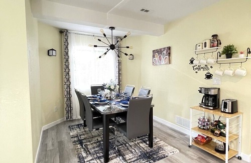 Seven Hills House | Cheerfull 2 bedroom Basement Apartment