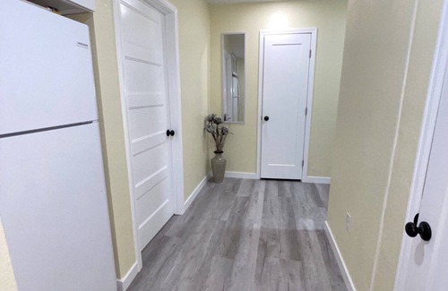 Seven Hills House | Cheerfull 2 bedroom Basement Apartment