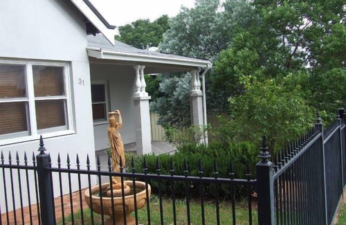 East Tamworth House | Chelmsford Cottage in East, pet friendly wifi sleeps 8