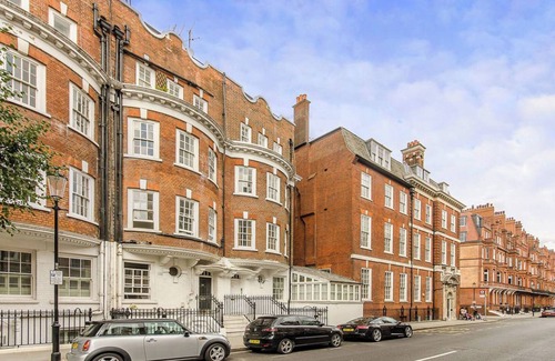 Chelsea Apartment | Chelsea Charm in Historic London Neighbourhood, with all Mod Cons!