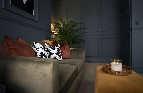 Cheltenham Apartment | Cheltenham centre. Two bedroom apartment, private parking, EV charging