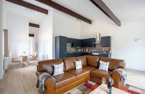 Ampney Crucis House | Cheltenham | Cotswolds Stay with Workspace + Parking