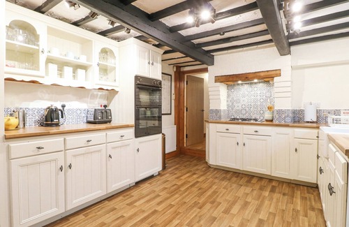 Barkestone Le Vale House | CHERRY TREE COTTAGE, pet friendly, with open fire in Stathern