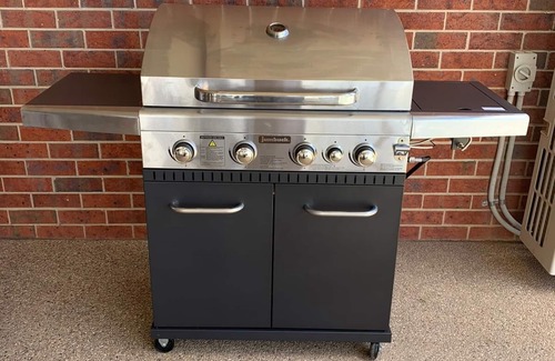 Mildura House | Cherry Villa 2: Luxurious 3BR Inner City Townhouse in Mildura. Free WIFI.
