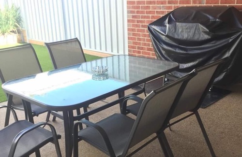 Mildura House | Cherry Villa 2: Luxurious 3BR Inner City Townhouse in Mildura. Free WIFI.