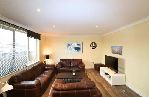 Runnymede Apartment | Chertsey Spectacular Two Bedroom Rooftop Apartment