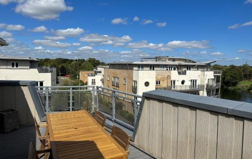 Runnymede Apartment | Chertsey Spectacular Two Bedroom Rooftop Apartment