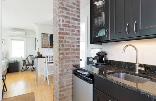 Cape Anne Apartment | Chesapeake Sparkles Sky-Lit Studio Flat + Solarium