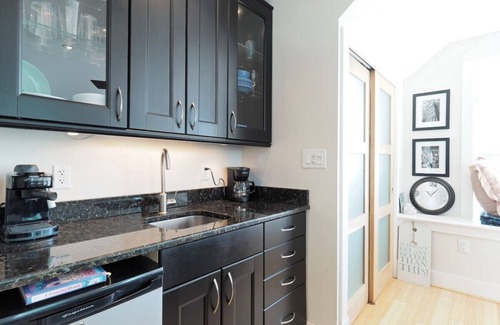 Cape Anne Apartment | Chesapeake Sparkles Sky-Lit Studio Flat + Solarium