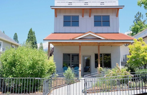 Mount Shasta Apartment | Chestnut Garden Flat