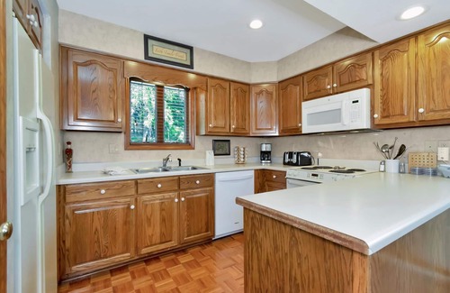 Blowing Rock Condo | Chetola Resort 3 BR Condo w/access to Heated Indoor Pool & Fitness Center