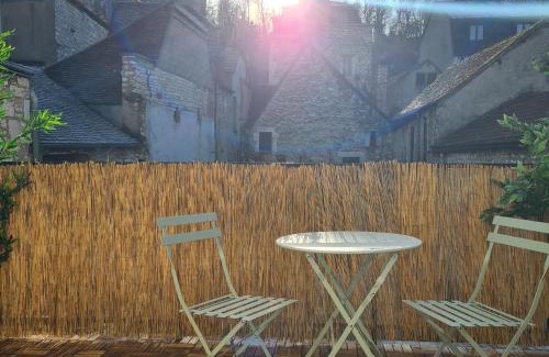 Tonnerre Apartment | Chez Alba - terrasse, local à vélos et parking au centre historique