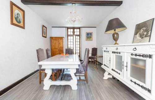 Coupiac House | Chez Dalmasou Maison 120 m2 jardin terrasse 3 chambres wifi parking centre village