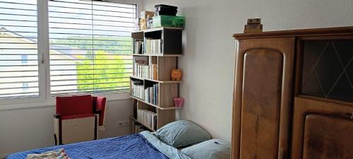Courtepin House | Chez Elsa et Agou - chambre avec bureau chez l'habitant