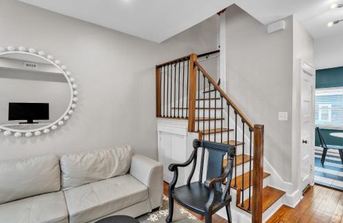 Old Town West House | Chez Old Town - Walk to Shops Metro & Waterfront townhouse