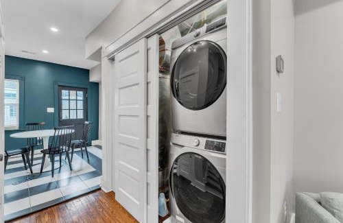 Old Town West House | Chez Old Town - Walk to Shops Metro & Waterfront townhouse