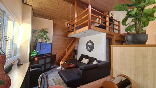 Martigny Apartment | Chez Pewee, beau duplex en ville, parc privé