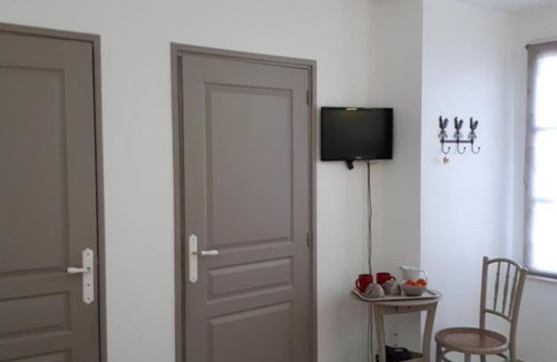 Sainte-Suzanne-and-Chammes Bed & Breakfast | chez Zabou chambre Suzannaise