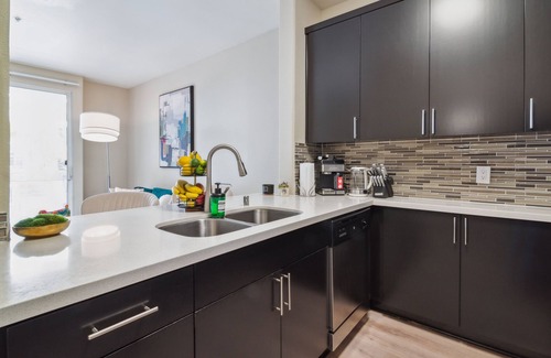 Del Rey Apartment | Chic 1-bedroom apartment in brilliant Marina del Rey with WiFi, AC