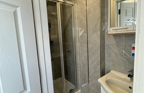 Beddington South Apartment | Chic 1-bedroom Cozy Ensuite room in a 6-Bedroom apartment with WiFi