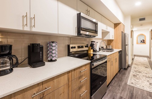 Central Tacoma House | Chic 1-bedroom, Gym, Pool, Near Downtown & Restaurants
