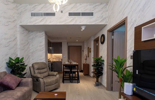 Nad Al Sheba House | Chic 1-bedroom with fitness Swiming pool , WiFi in awesome Dubai