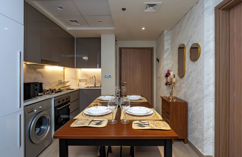Nad Al Sheba House | Chic 1-bedroom with fitness Swiming pool , WiFi in awesome Dubai