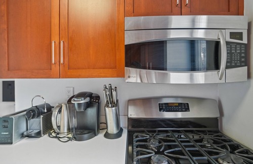 Midtown West Apartment | Chic 1-bedroom with WiFi & AC in vibrant New York