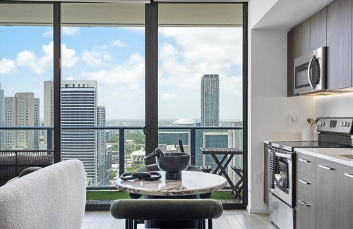 Downtown Miami Apartment | Chic 1-King bedroom with rooftop pool and a view that is unforgettable