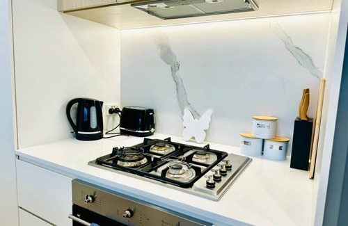 Box Hill Apartment | Chic 1BR Apt Urban Retreat Pool/Parking/Gym