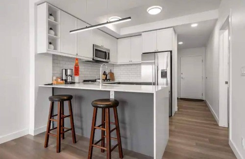 Sunnyside Apartment | Chic 1BR Kensington unit W/Free UG Parking
