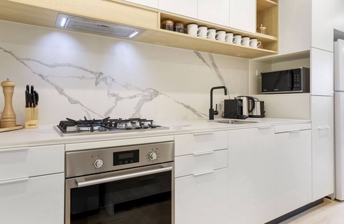 Ivanhoe Apartment | Chic 2-Bed Apartment with Undercover Parking
