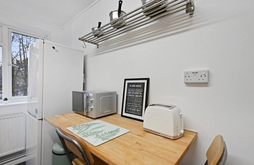 Brixton Apartment | Chic 2-Bed Flat with Workspace, Balcony, Parking