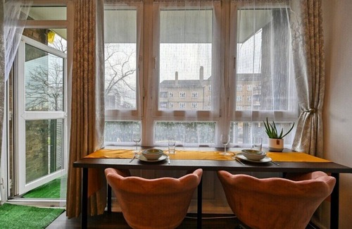 Brixton Apartment | Chic 2-Bed Flat with Workspace, Balcony, Parking