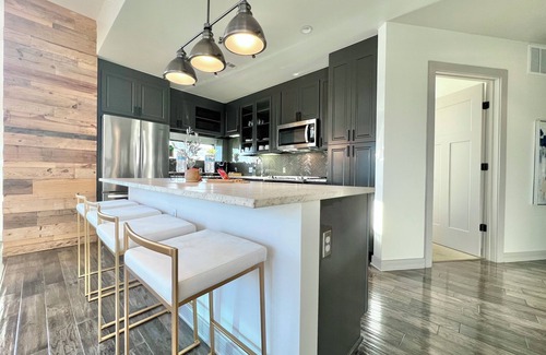 Uptown Apartment | Chic 2-bedroom apartment with AC, fitness room in brilliant Victory Park Dallas