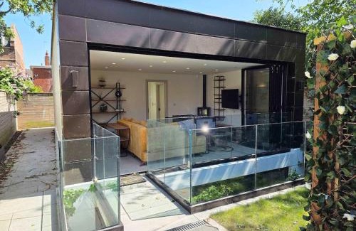 South Woodford House | Chic 2 Bedroom Modern Cave House