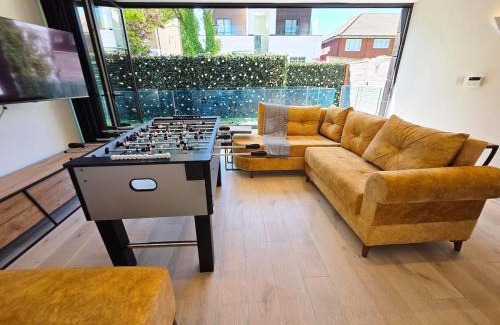 South Woodford House | Chic 2 Bedroom Modern Cave House