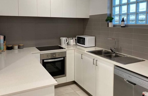Cloverdale Apartment | Chic 2Bed Close Airport Shops NETFLIX WIFI WINE