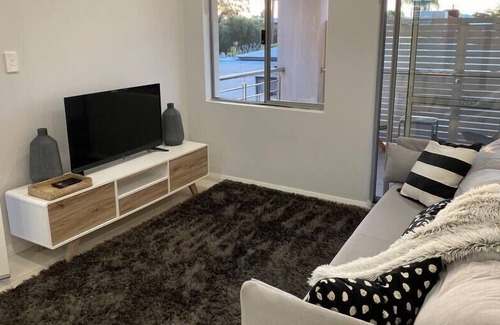 Cloverdale Apartment | Chic 2Bed Close Airport Shops NETFLIX WIFI WINE