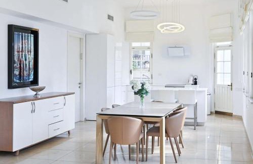 Tel Aviv Promenade Apartment | Chic 2BR Apartment close to the beach by HolyGuest